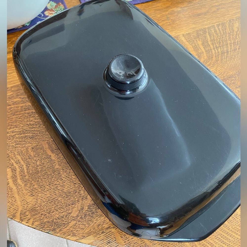 Isolier black vintage casserole